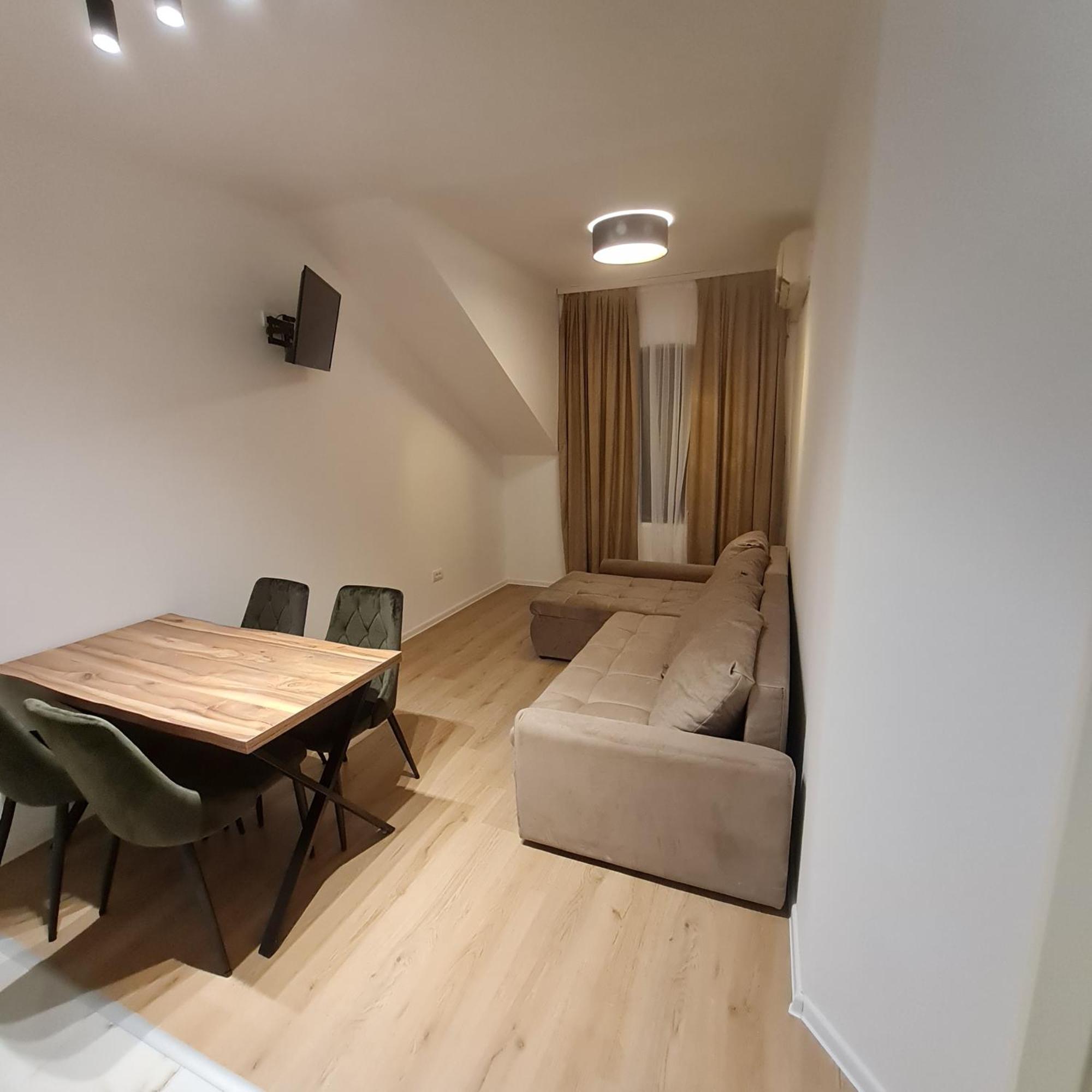 5 Free Parking Apartment